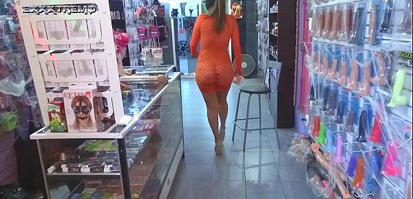  LA PERRA DANNA HOT LLEGA DESNUDA A UNA SEX SHOP  Y SE LLEVA PUESTO UN JUGUETE ANAL